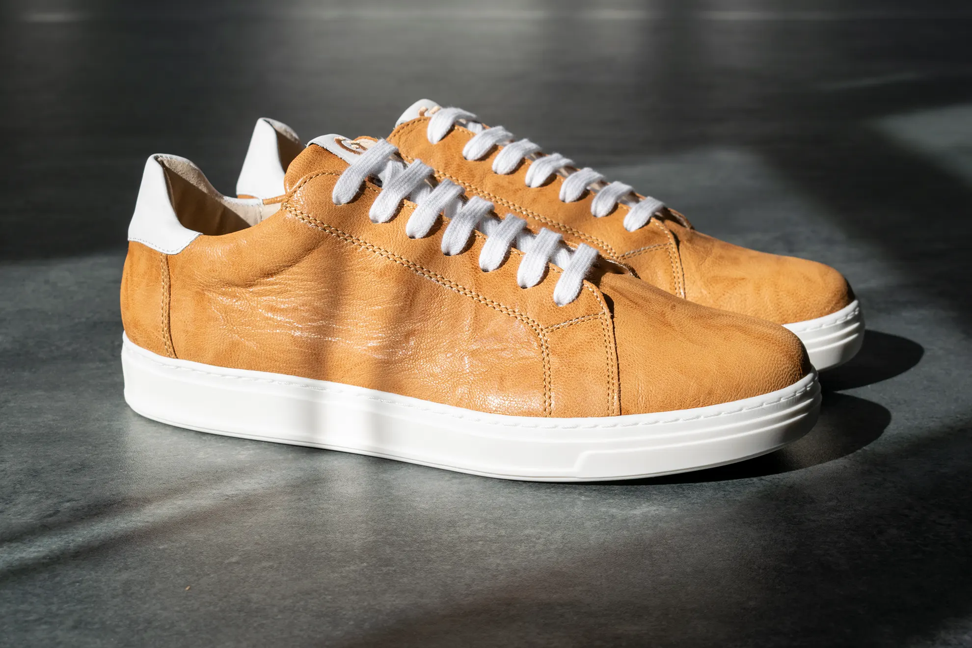 G&T Elit Patina Mogyoró - Fehér sneaker